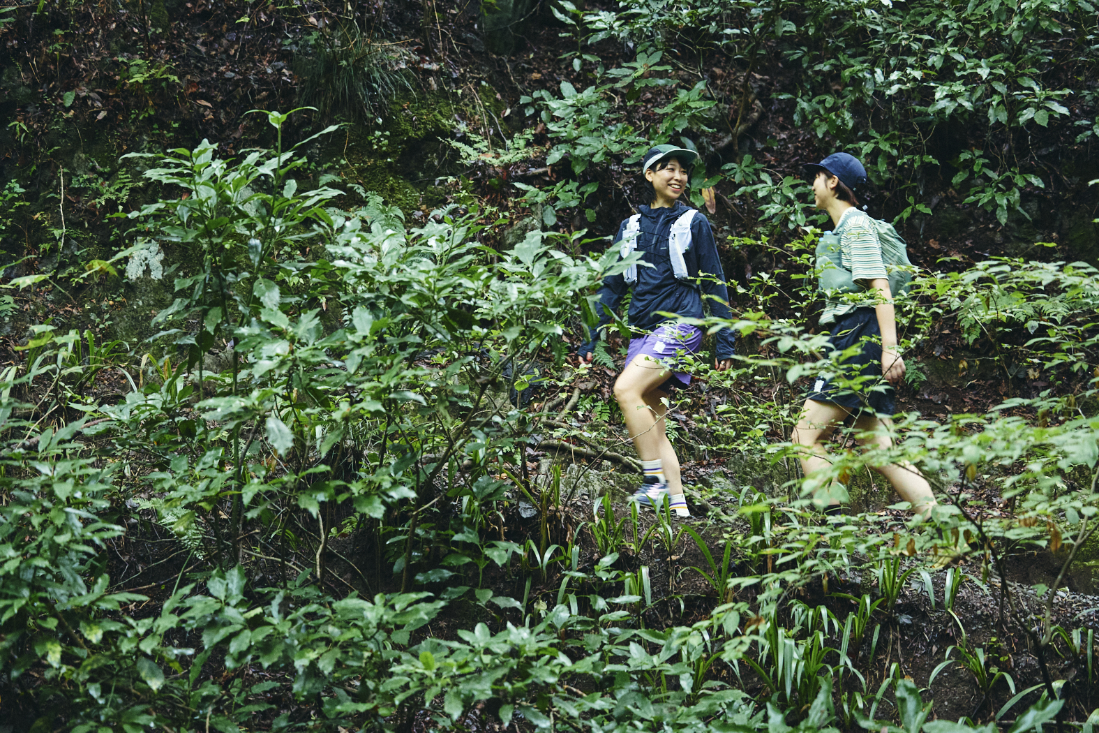 登山スタート。まずはおしゃべりをしながらのんびり山歩き。