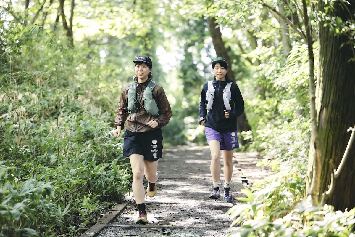 「ここ気持ちいい！」と平らな登山道をランニング。確かにここは走りやすい。