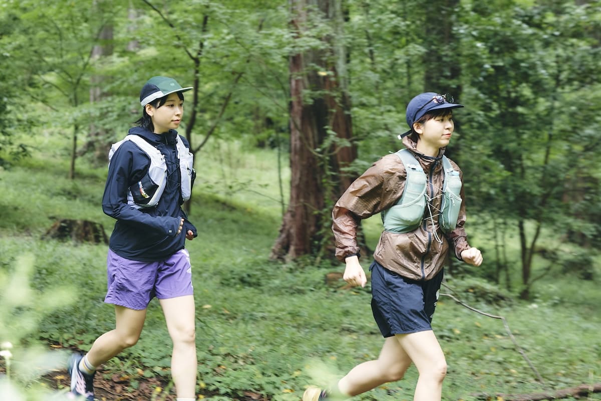 しばらくすると登山道が広く見通しが良くなり、ふたりとも自然と走り出す。