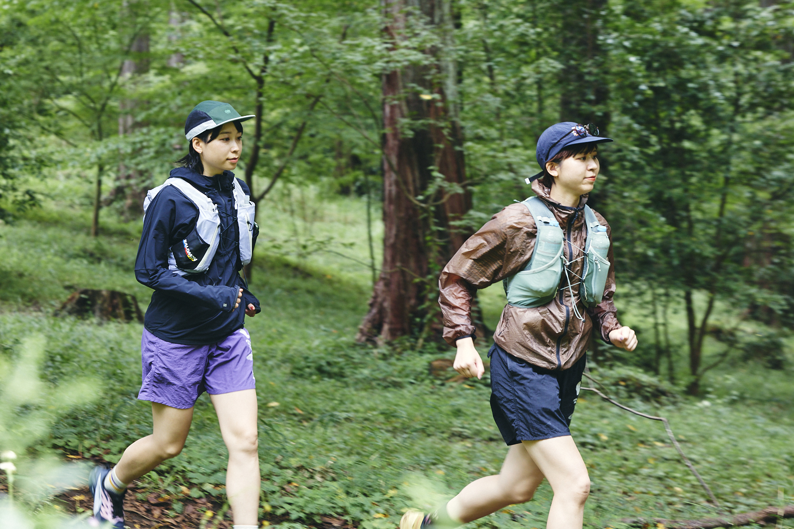 しばらくすると登山道が広く見通しが良くなり、ふたりとも自然と走り出す。