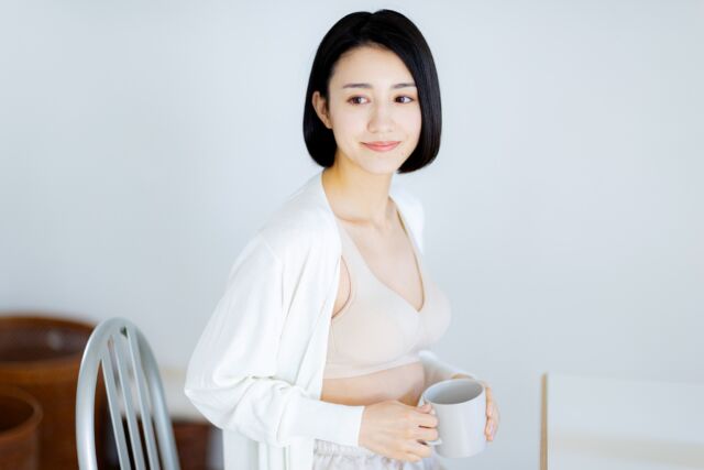 【#リラックスブラ　吸水速乾付き鹿の子編み素材】

肌との接点が少ない鹿の子編み生地は、サラっと軽い肌あたり。
部屋干しでも4～6時間で乾く吸水速乾機能付きなので 雨の多い時期や夜家事派の嬉しい味方。
※環境によって乾くスピードが異なることがございます。

リラックスの最新情報、商品の購入は
こちらから⇒@suzubra_

#BVD #涼ブラ #スズブラ #suzubra #ノンワイヤーブラ #リラックス
#フェムテック #フェムケア #インナー
#下着  #ブラ #多機能 #快適 #暮らし #在宅ワーク #おうち時間